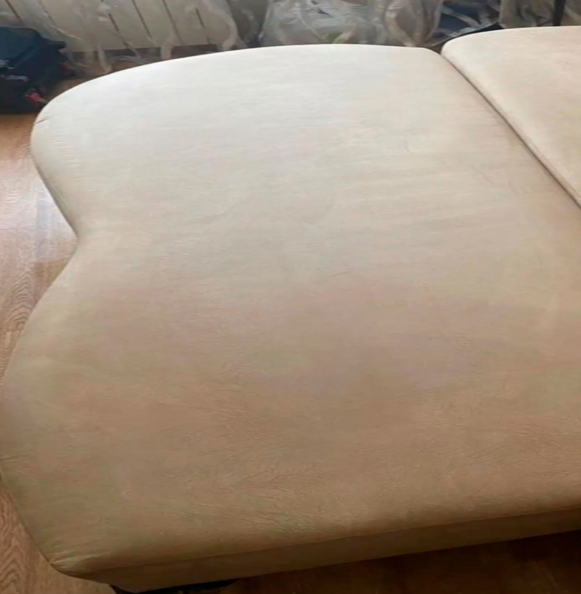 После — Диван, крупный план