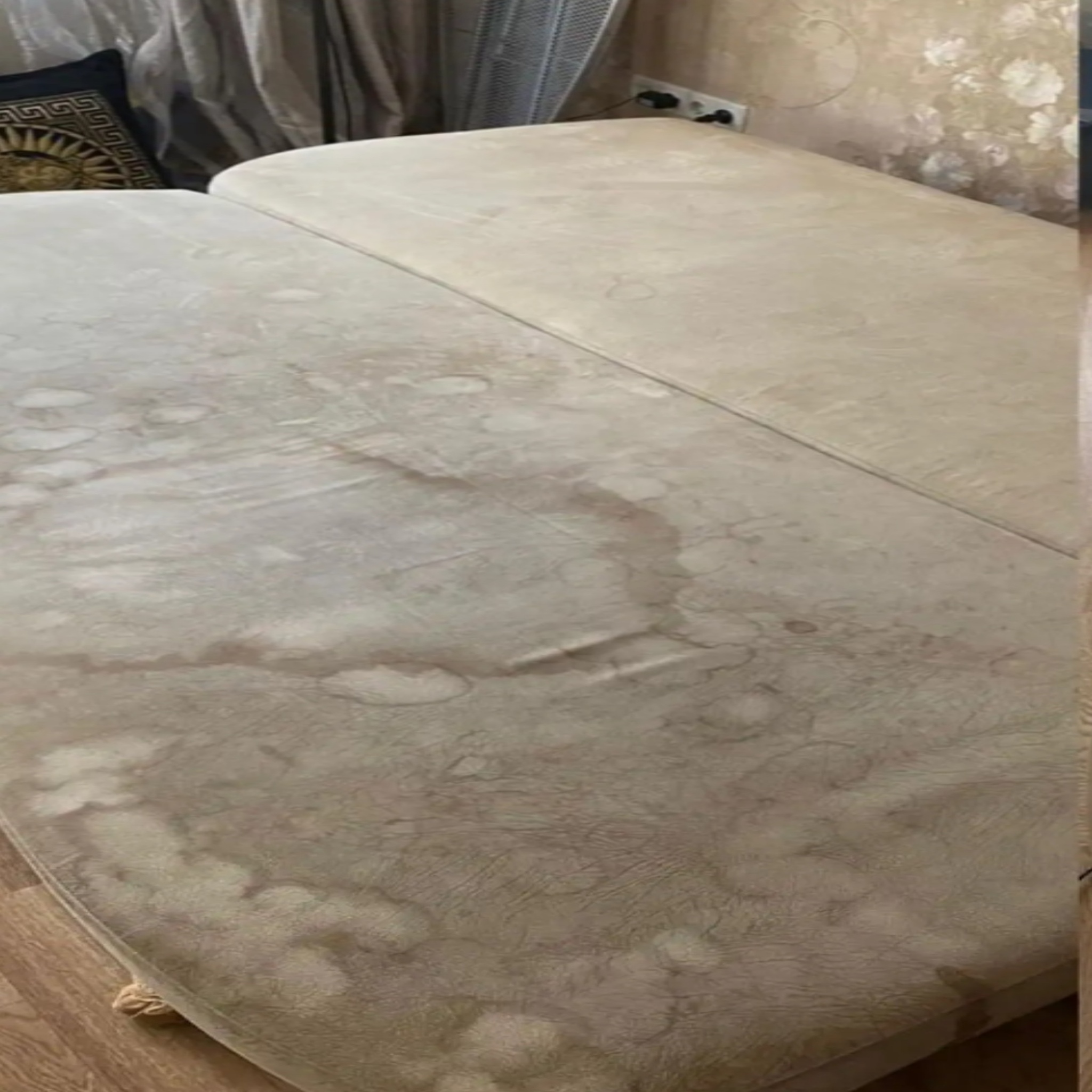 До — Диван, крупный план